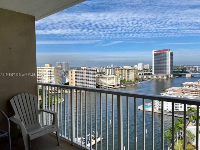 1965 S Ocean Dr in Hallandale Beach, FL - Foto de edificio