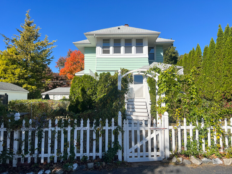 23 Ash St in Milford, CT - Building Photo