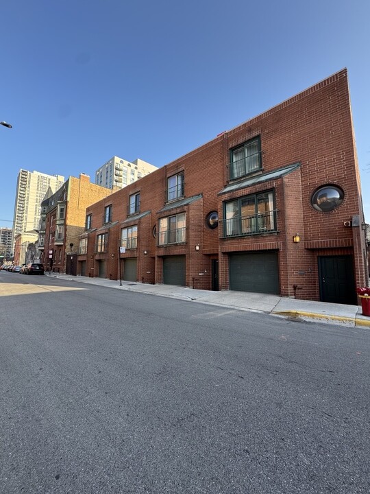 171 W Goethe St in Chicago, IL - Building Photo