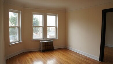 2948 N Albany Ave, Unit 2E in Chicago, IL - Building Photo - Building Photo