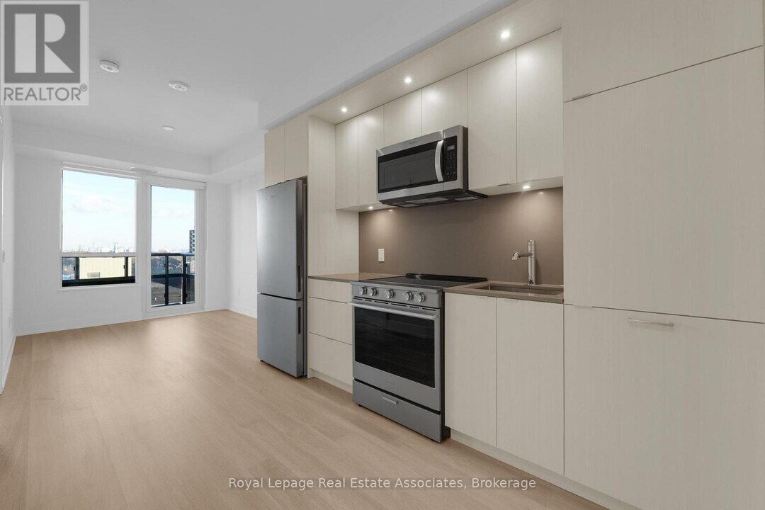 60 Central Park Roadway in Toronto, ON - Building Photo