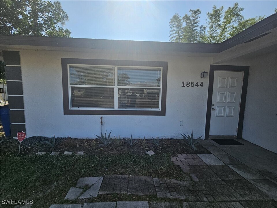 18540 Miami Blvd in Ft. Myers, FL - Building Photo