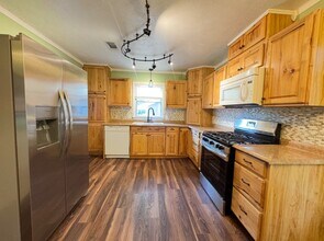 1002 Barnhill St in Brenham, TX - Building Photo - Building Photo