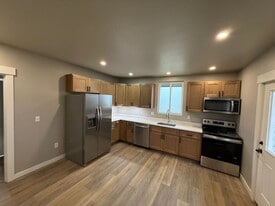 6208 Dark Hollow Rd in Medford, OR - Building Photo