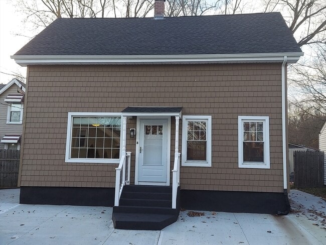 8 Phillips St in Attleboro, MA - Building Photo - Building Photo