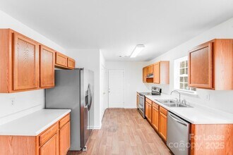 814 Mt Holly-Huntersville Rd in Charlotte, NC - Building Photo - Building Photo