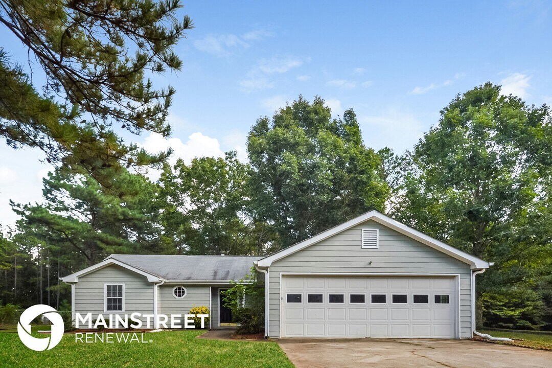 330 E Country Woods Dr in Covington, GA - Building Photo