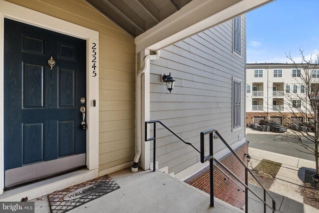 25245 Laureldale Terrace in Chantilly, VA - Foto de edificio - Building Photo