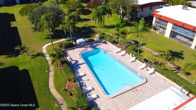201 St Lucie Ln in Cocoa Beach, FL - Foto de edificio - Building Photo