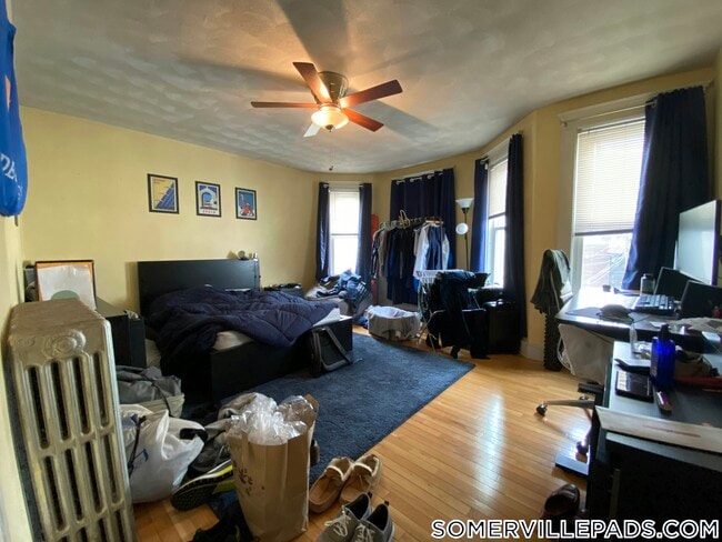 221 Holland St in Somerville, MA - Foto de edificio - Building Photo