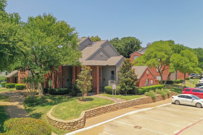 Verandahs at Cliffside in Arlington, TX - Building Photo - Building Photo