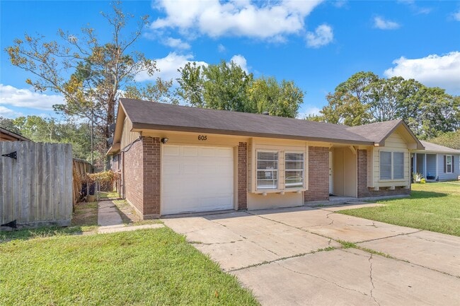 605 David Ave in League City, TX - Building Photo - Building Photo