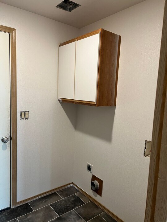 2119 SW Canyon Dr in Redmond, OR - Foto de edificio