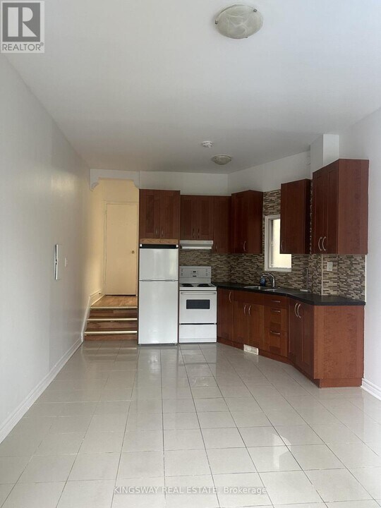 1504 Queen St W in Toronto, ON - Building Photo