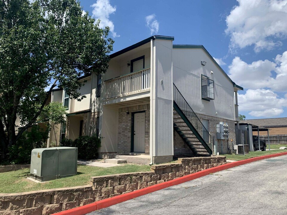 4949 Hamilton Wolfe in San Antonio, TX - Building Photo