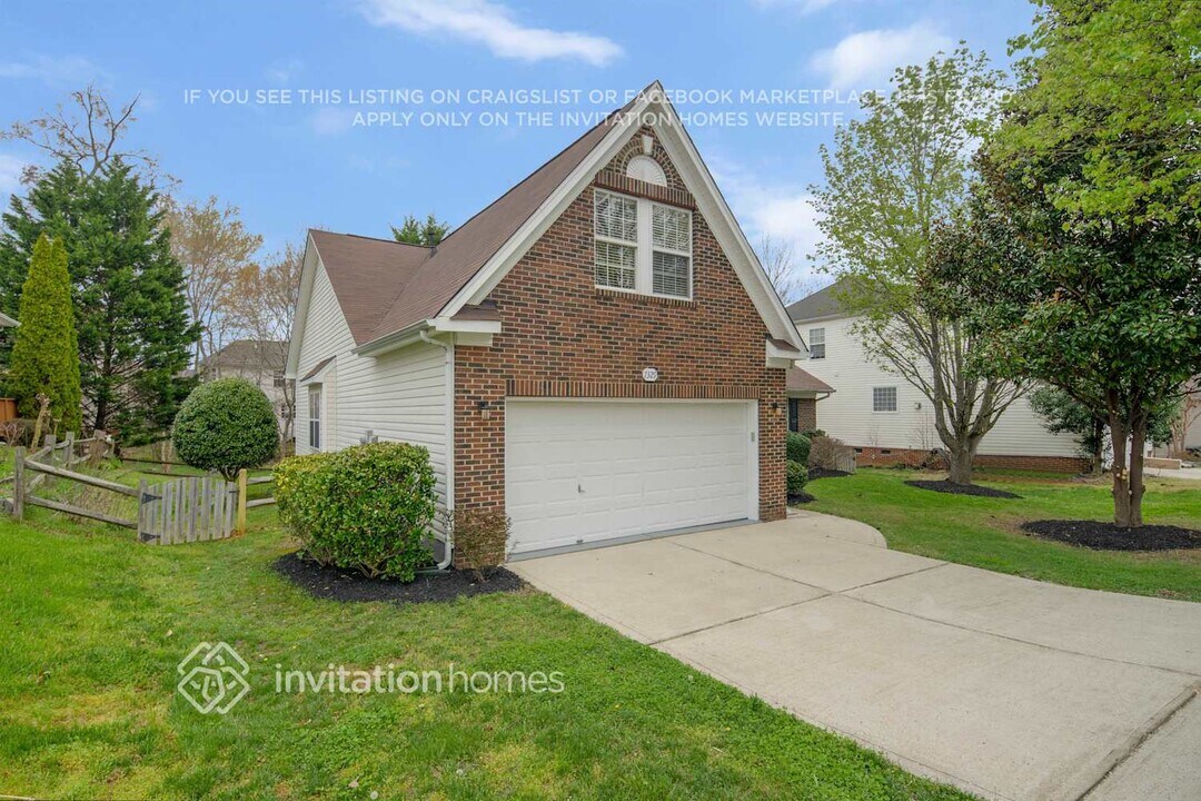 7329 Claiborne Woods Rd in Charlotte, NC - Building Photo