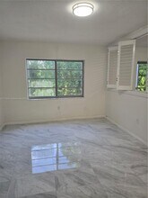 15888 SW 95th Ave in Miami, FL - Foto de edificio - Building Photo