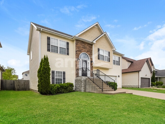 3758 Gray Fox Dr in Clarksville, TN - Foto de edificio - Building Photo