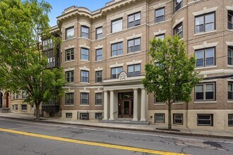 194 Saint Paul St, Unit #1 in Brookline, MA - Building Photo - Building Photo
