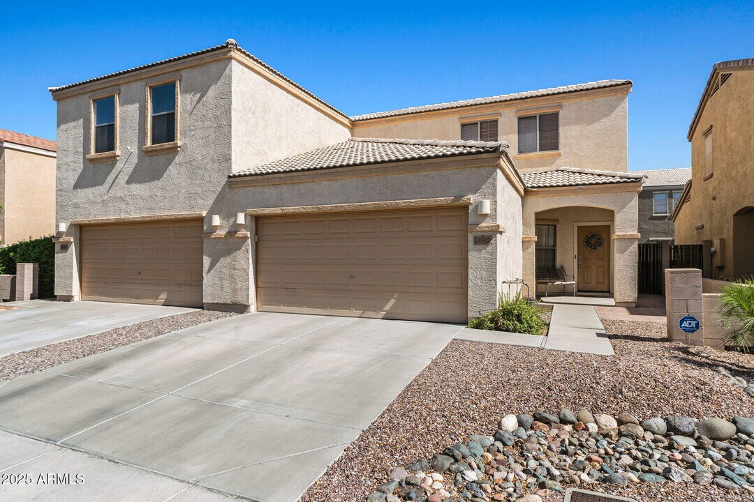 7042 W Mercer Ln in Peoria, AZ - Building Photo