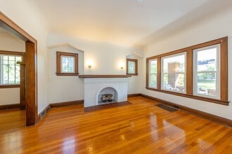 2438 Woodmere Dr in Cleveland Heights, OH - Foto de edificio - Building Photo