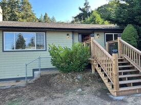 667 Sixth St in Nanaimo, BC - Building Photo