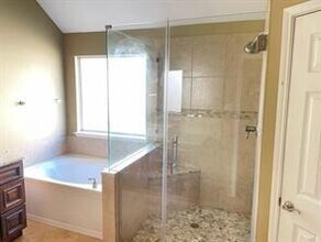 8012 Stone Ridge Dr in Plano, TX - Foto de edificio - Building Photo