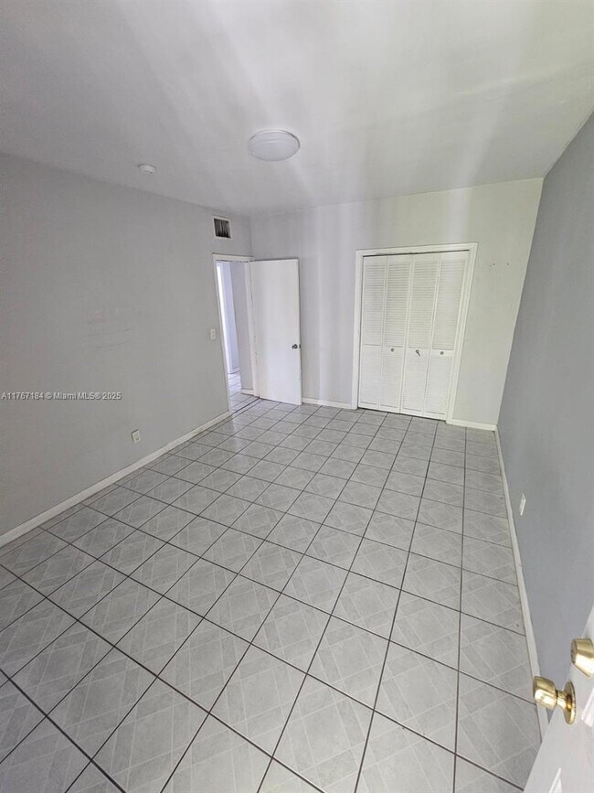 7610 Dickens Ave in Miami Beach, FL - Building Photo - Building Photo
