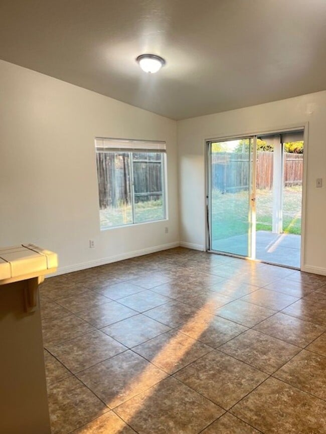 3252 Floral Meadow Dr in Bakersfield, CA - Building Photo - Building Photo