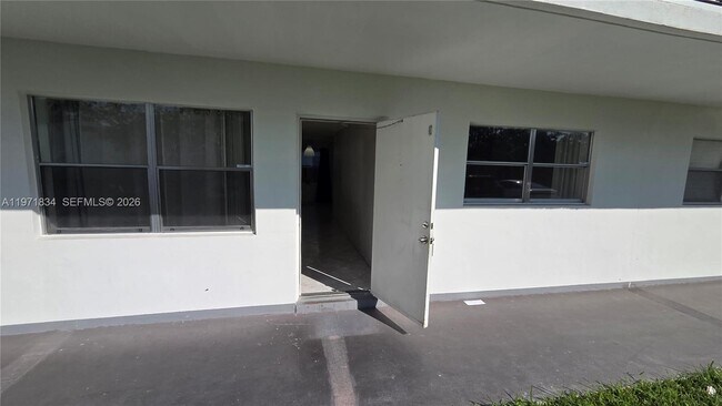 2420 Johnson St in Hollywood, FL - Building Photo - Building Photo
