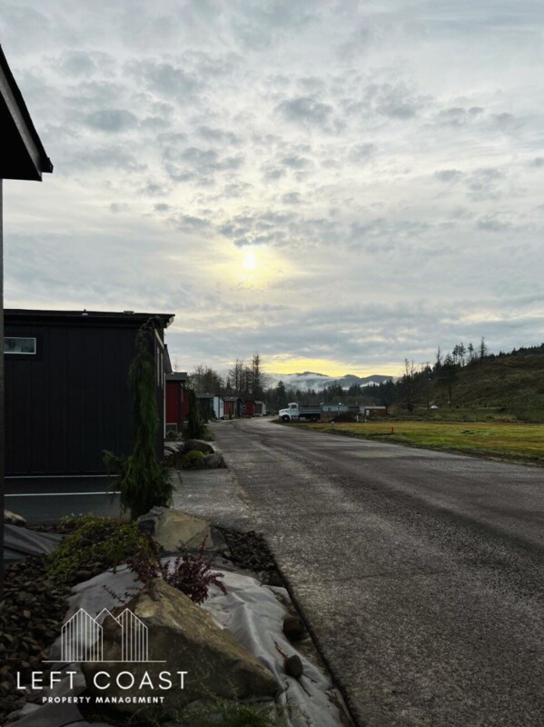 2371 Salmon River Hwy in Otis, OR - Foto de edificio - Building Photo