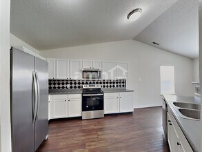 5624 Grassy Bank Dr in Indianapolis, IN - Building Photo - Building Photo