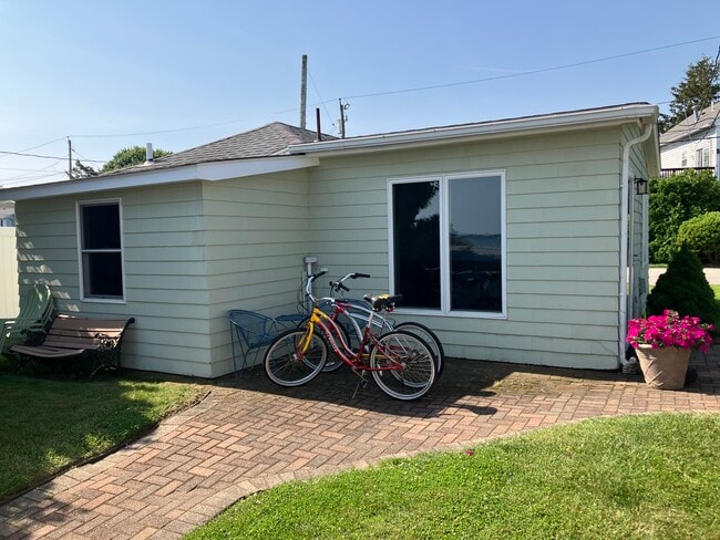 161 Charlotte Dr in East Greenwich, RI - Building Photo - Building Photo