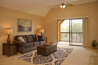 351 Lone Hill Dr in Altamonte Springs, FL - Foto de edificio - Building Photo