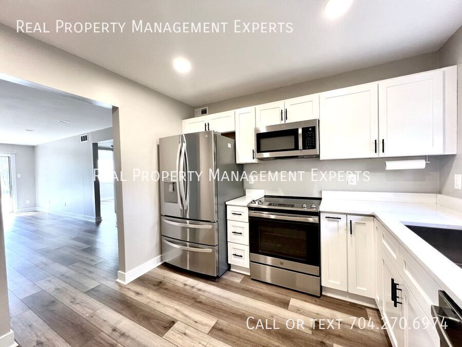 3021 Heathstead Place in Charlotte, NC - Building Photo