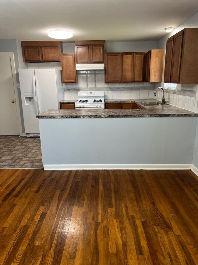 property at 1101 Glencrest Ln