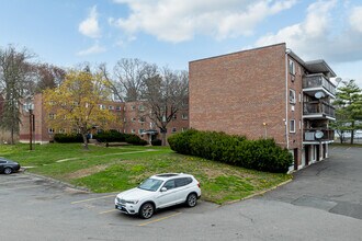Bell Court Condos in East Hartford, CT - Foto de edificio - Building Photo