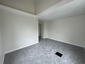 702 Broad St-Unit -2 in Endicott, NY - Foto de edificio - Building Photo