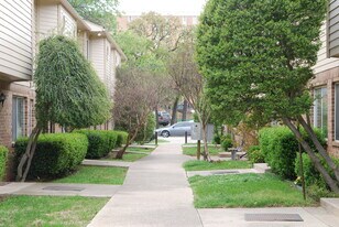 724 S Welch St, Unit The Connections Unit #2 in Denton, TX - Building Photo
