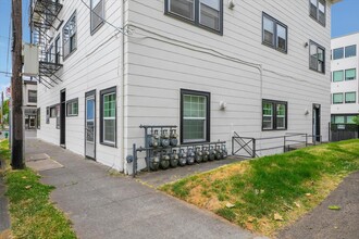 4435 SE Belmont St in Portland, OR - Foto de edificio - Building Photo