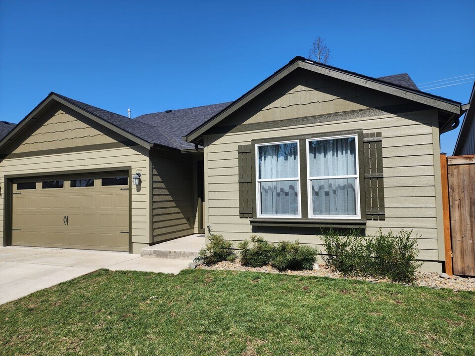 5038 Squirrel St in Springfield, OR - Building Photo