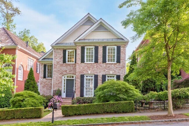 property at 704 Longleaf Dr NE