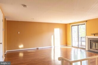 9804 Hellingly Pl in Montgomery Village, MD - Foto de edificio - Building Photo