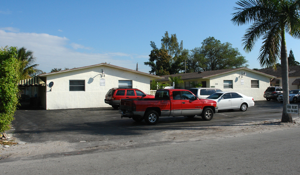 2501 Pierce St in Hollywood, FL - Building Photo