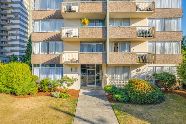 Edgewater Royal in New Westminster, BC - Building Photo - Building Photo