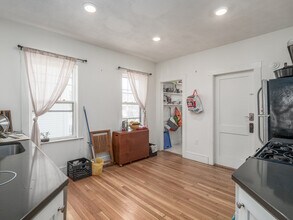 97 2nd St, Unit 1 in Medford, MA - Foto de edificio - Building Photo