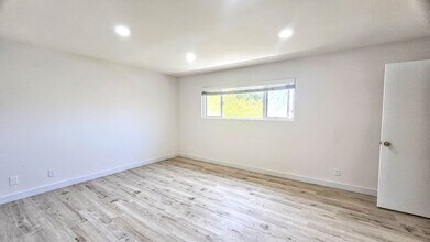 4892 Skipjack Dr in Huntington Beach, CA - Foto de edificio - Building Photo