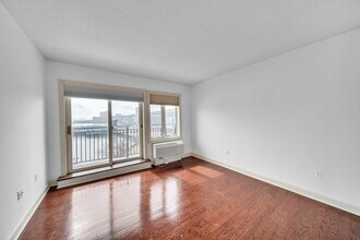 6209 City Pl in Edgewater, NJ - Building Photo - Building Photo