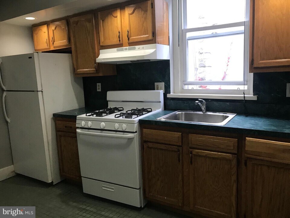 2213 W Tioga St-Unit -2A in Philadelphia, PA - Building Photo