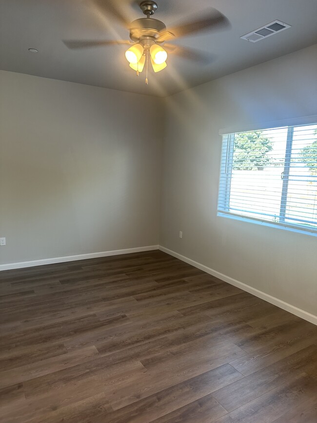 506 S Summit St, Unit 102 in Visalia, CA - Building Photo - Building Photo